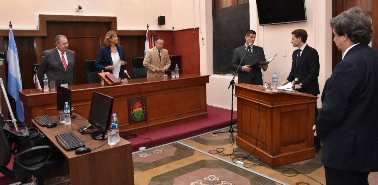Juró y fue puesto en funciones por el STJ el vocal titular del Tribunal de Juicios y Apelaciones de Gualeguay, Dr. Darío Crespo Juró y fue puesto en funciones por el STJ el vocal titular del Tribunal de Juicios y Apelaciones de Gualeguay, Dr. Darío Crespo