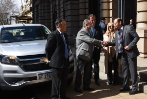 El Dr. Carubia hace entrega al Dr. Mansilla del nuevo vehículo, lo acompañan los Dres. Castrillón, Pañeda y Giorgio. 