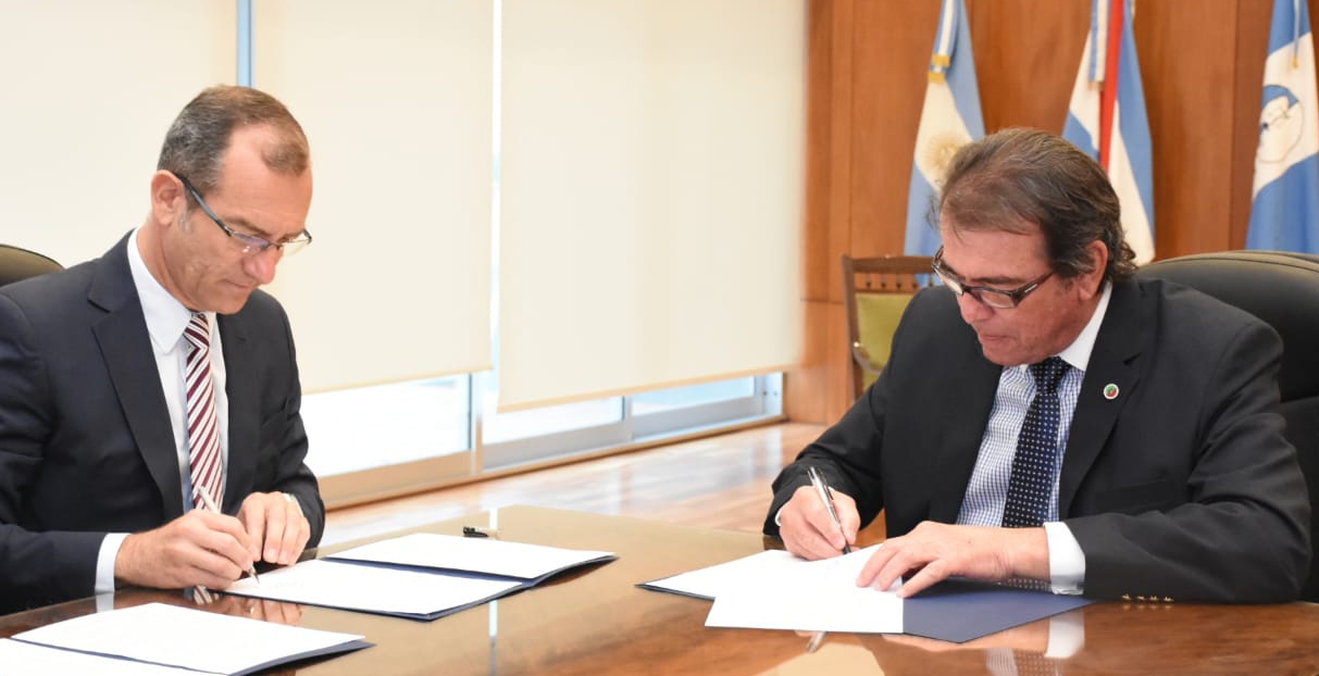 Castrillon firmó un convenio con la Universidad Católica Argentina. Castrillon firmó un convenio con la Universidad Católica Argentina.