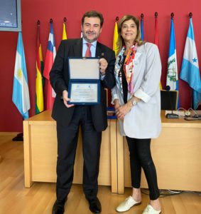 Claudia Mizawak entrega placa conmemorativa a Jorge Jiménez Martín