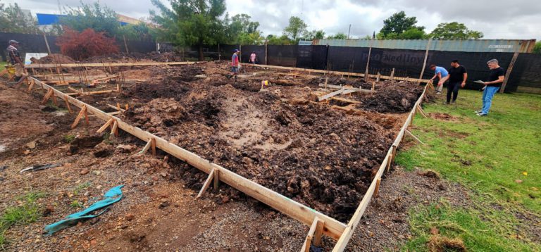 Trabajos en el terreno donde se construye el Juzgado de Paz de Maciá.
